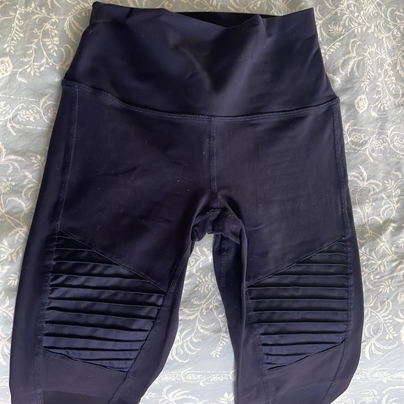 ALO yoga High-Waist Moto Sport Leggings with Mesh Panels - Picture 5 of 5